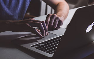 前锋伤退+门将失误+越位误判 杯具枪手遭曼城重击