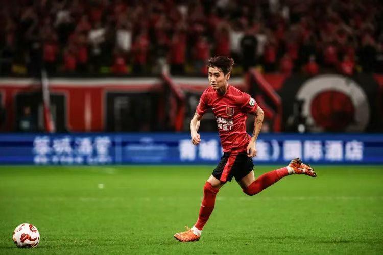 到底值不值！韦世豪顶薪与蓉城续约3年，球迷褒贬不一吵翻了