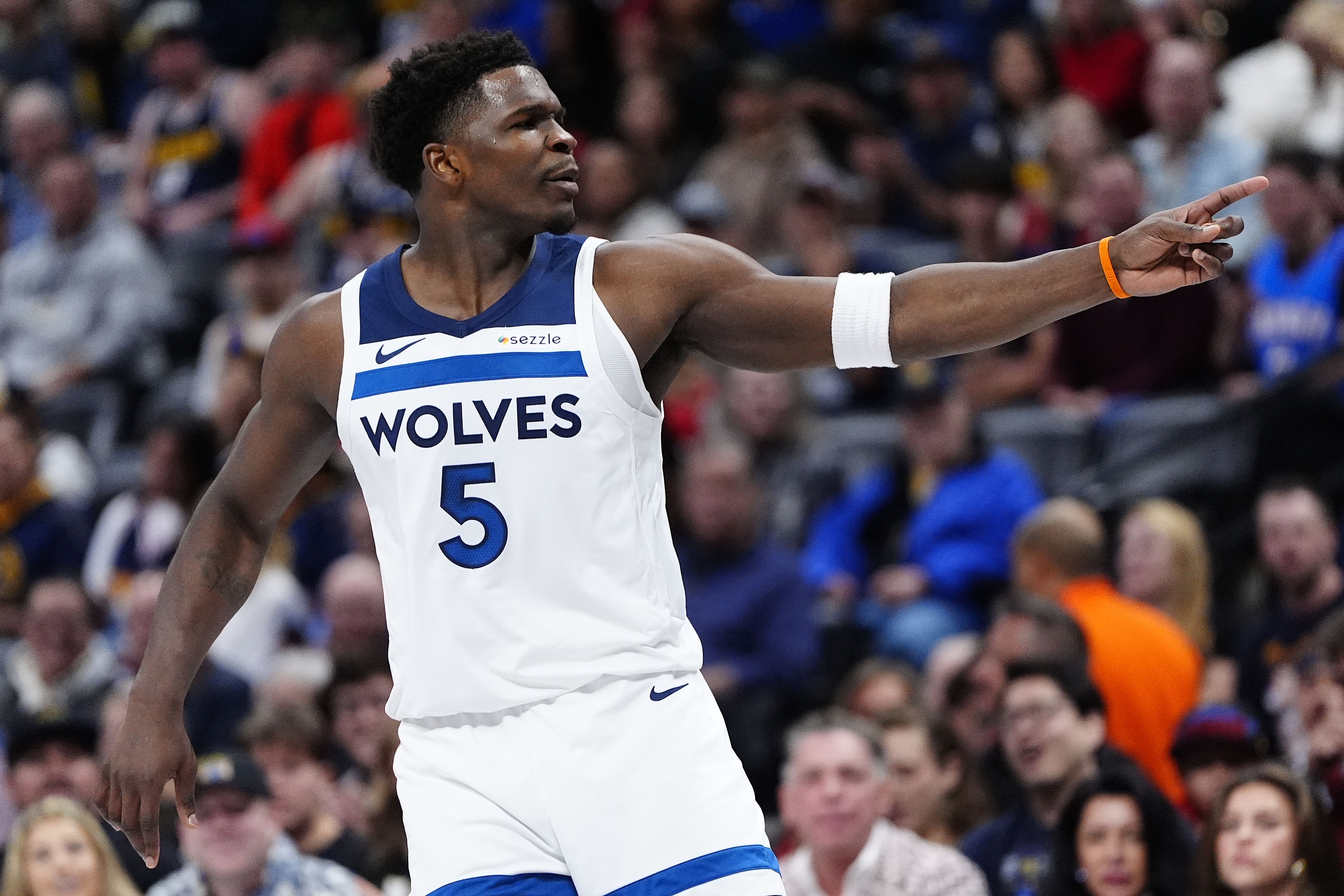 爱德华兹：我和队友说前面你们来 最后几分钟把球交给我就行