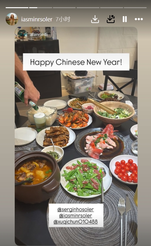 开云体育-入乡随俗！归化国脚塞尔吉尼奥和家人一起包饺子，妻子晒年夜饭